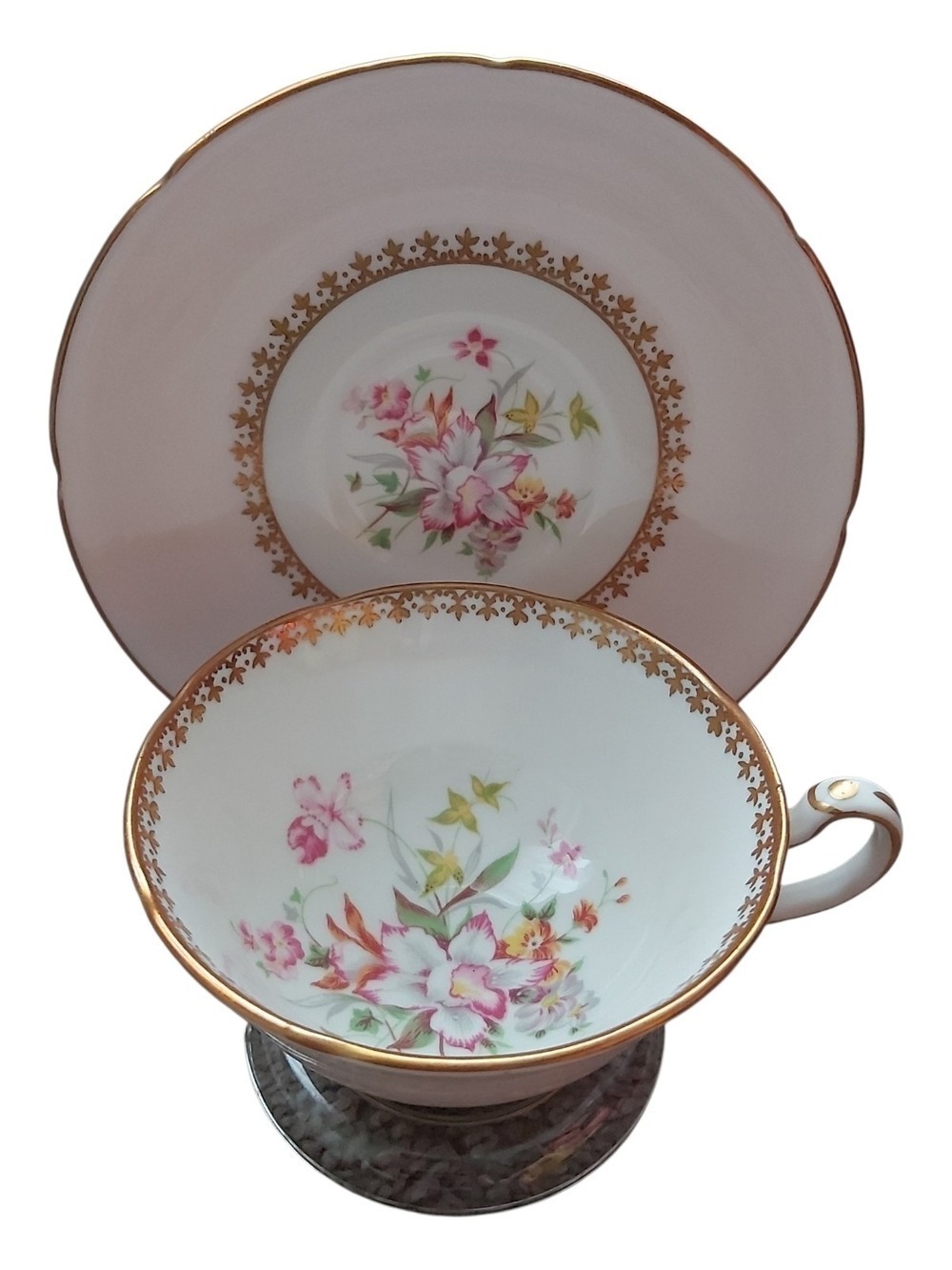 MINT Royal Grafton Teacup Saucer 8005 Floral Interior Gold Starburst Rim England